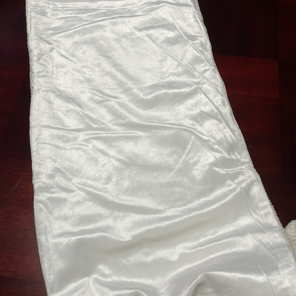 NWT UGG Lita Table Runner 90 x 14 Inches Dining Ivory Fuzzy Decor Piece - Picture 6 of 9